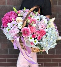 Композиция солнечный день в Алексеевской Краснодарского края Цветочная композиция из Розы, Хризантемы, Пионы и Лизиантусы в корзине в Алексеевской Краснодарского края
