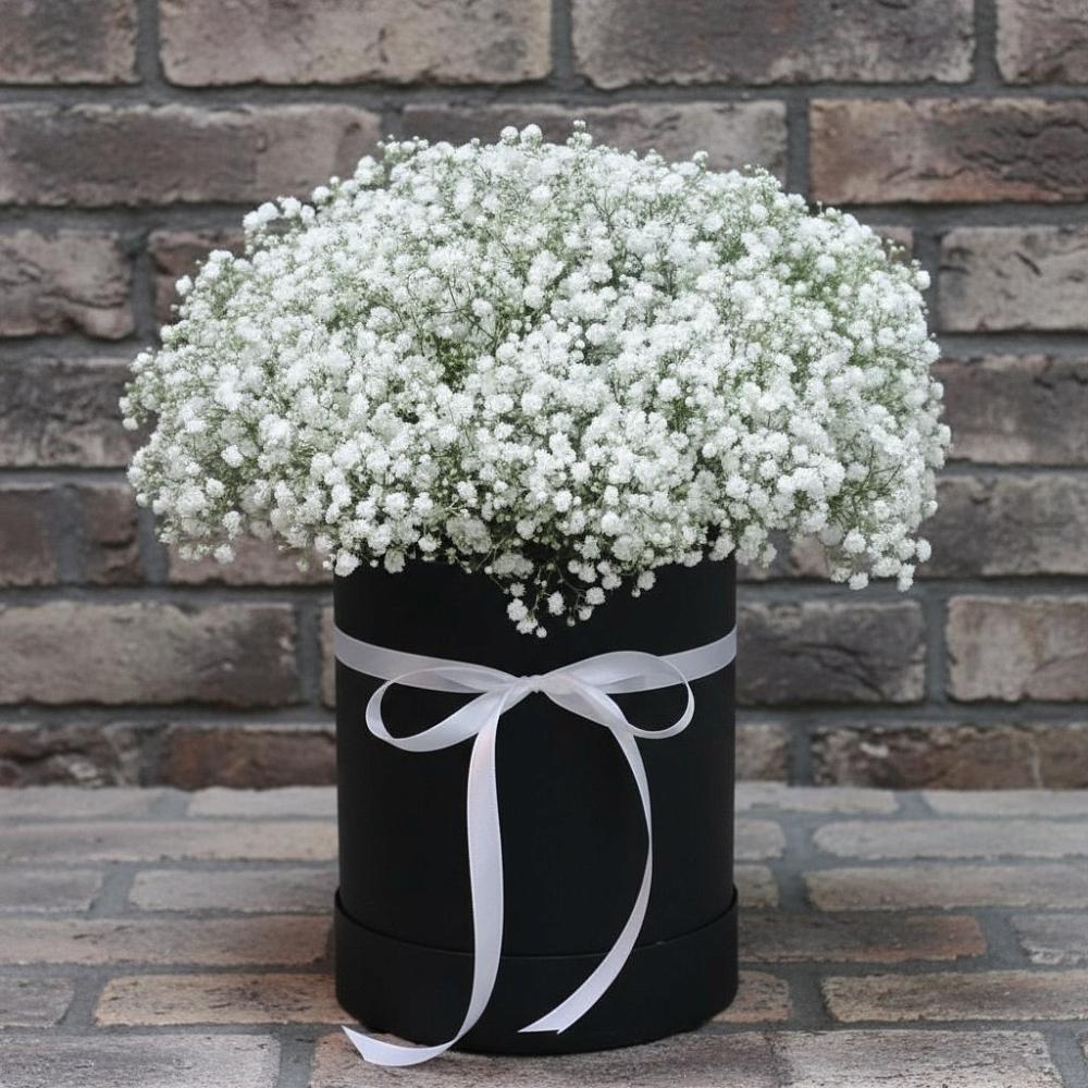 Цветочная композиция из Гипсофила в шляпной коробке в Алексеевской Краснодарского края