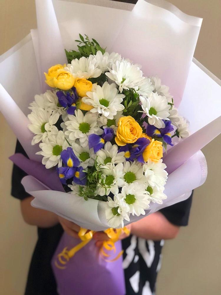 Букет цветов из: Ирисы, Хризантемы и Розы в Алексеевской Краснодарского края