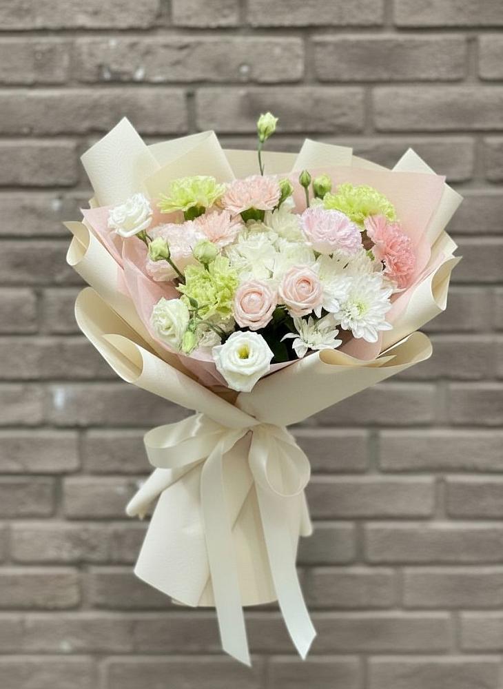 Букет цветов из: Гвоздики, Розы, Лизиантусы и Хризантемы в Алексеевской Краснодарского края