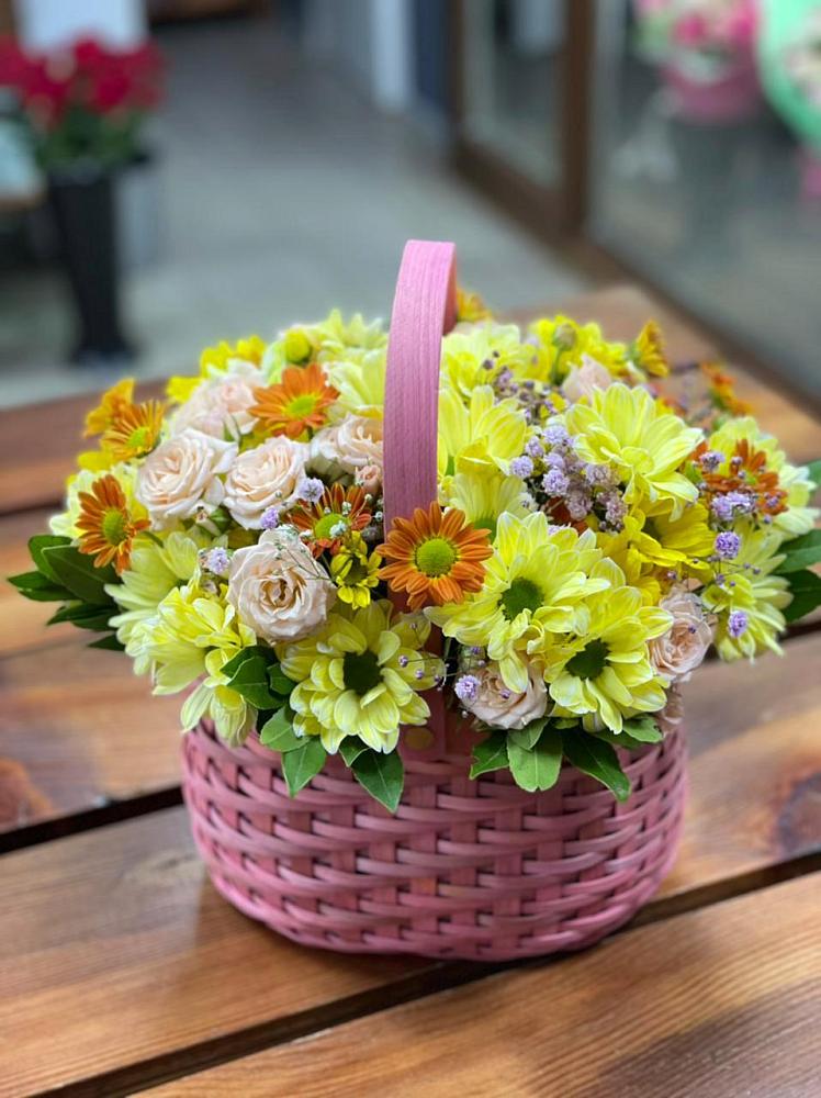 Цветочная композиция из Хризантемы и Розы в корзине в Алексеевской Краснодарского края