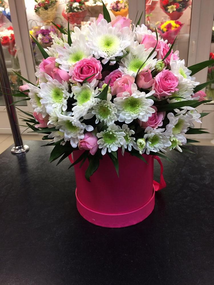 Цветочная композиция из Розы и Хризантемы в шляпной коробке в Алексеевской Краснодарского края