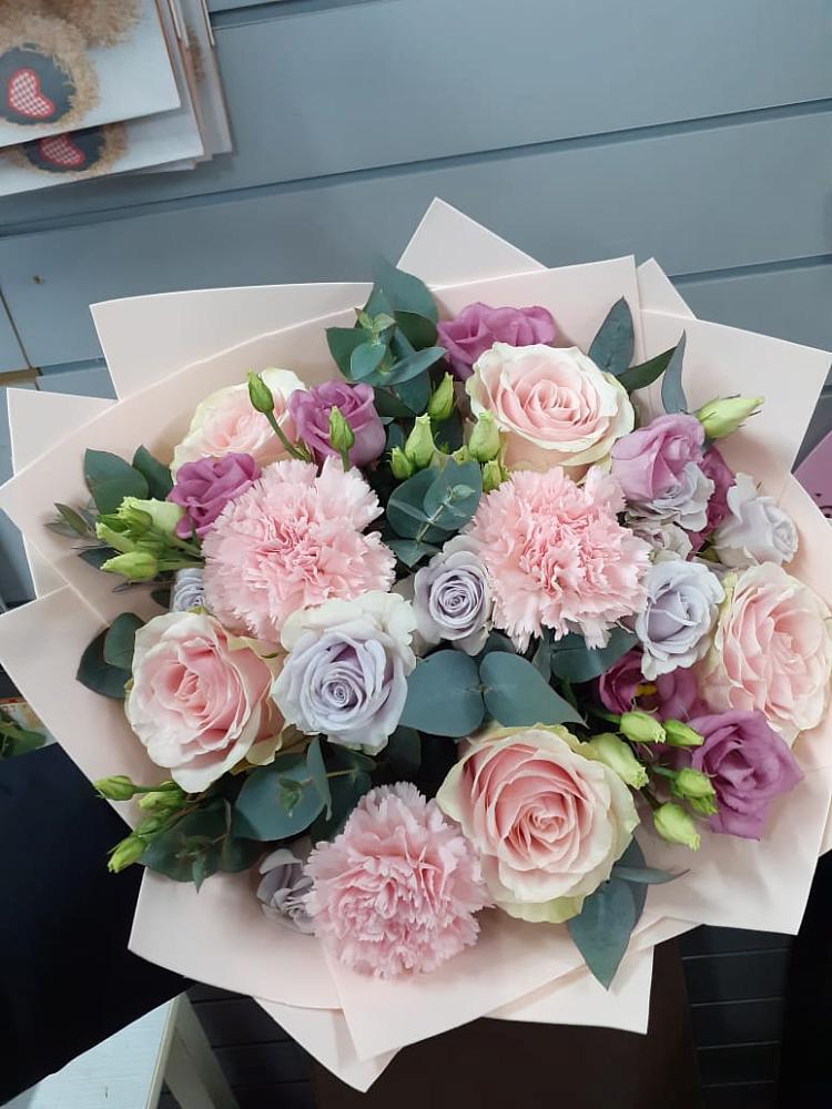 Букет цветов из: Розы, Гвоздики и Лизиантусы в Алексеевской Краснодарского края