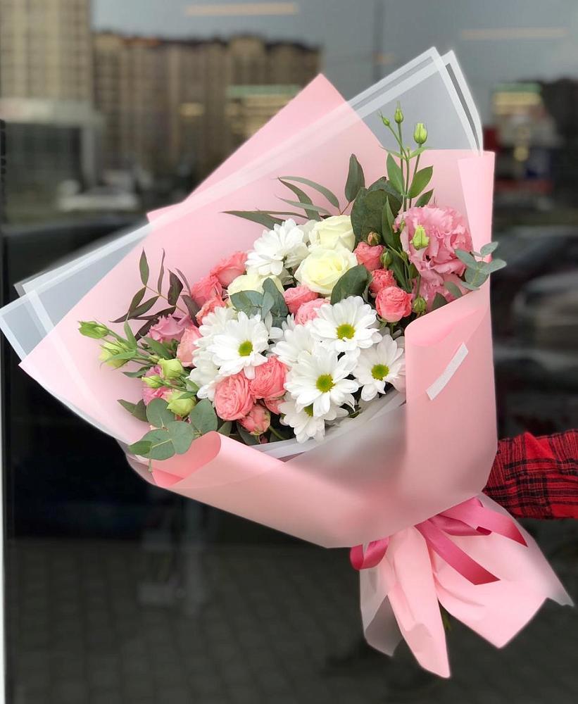 Букет нежный в Алексеевской Краснодарского края Букет цветов из: Розы, Лизиантусы и Хризантемы в Алексеевской Краснодарского края